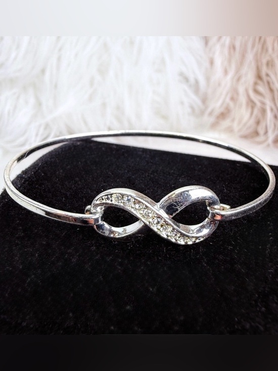 Jewelry - Silvertone bling accent Infinity Bracelet